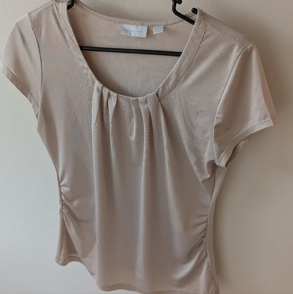 New York & Company Women's champagne color stretch short sleeve top. Size small - Picture 3 of 8